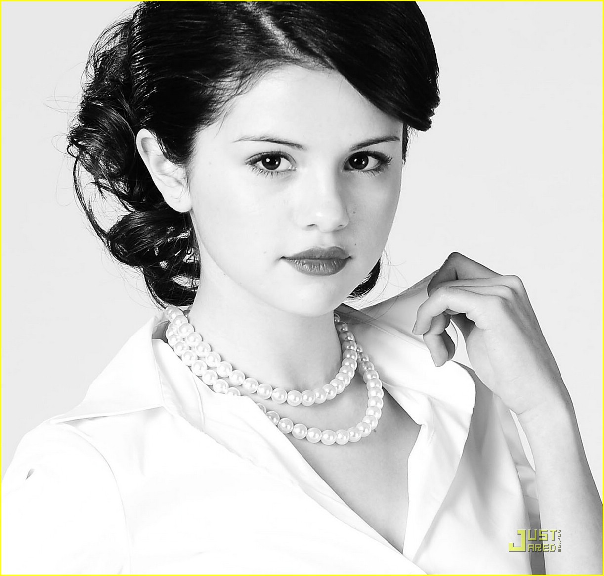 selena-gomez-gal-friday-02.jpg